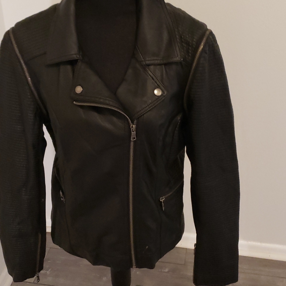 Black Jacket that converts toba Vest